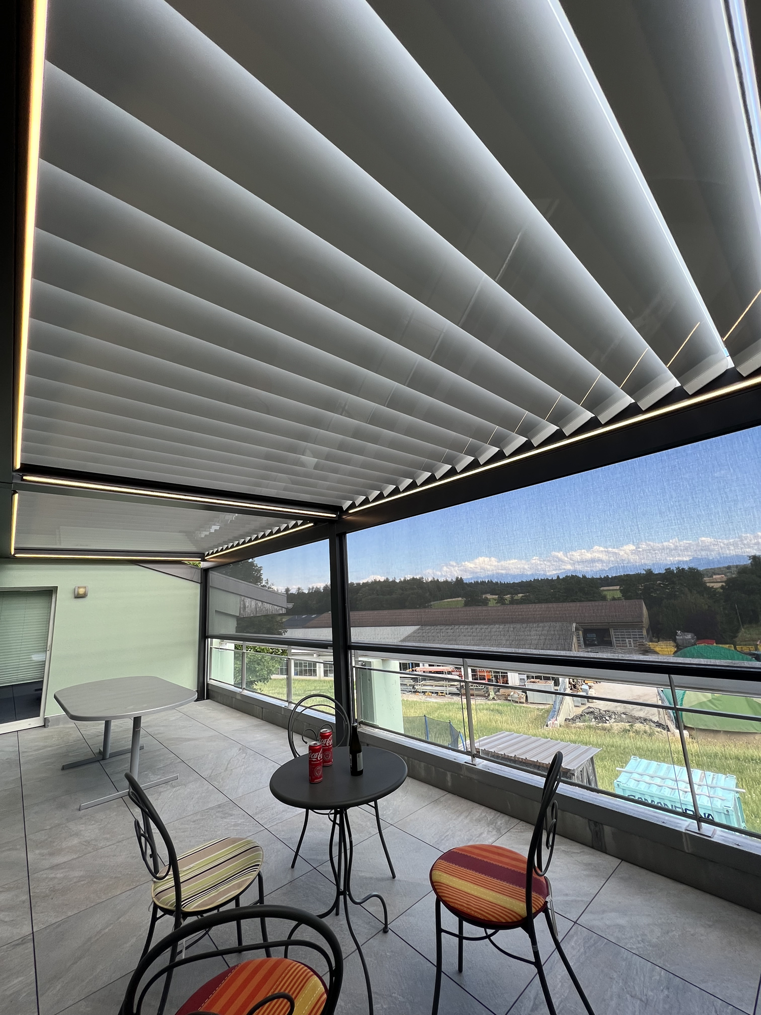 Espace de vie extérieur moderne équipé de protections solaires